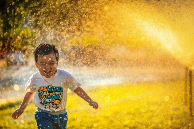 Niño jugando en el jardín de su casa